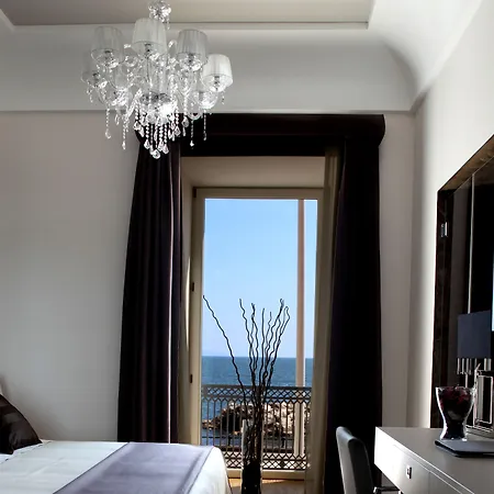 Ξενοδοχείο Partenope Relais 4*